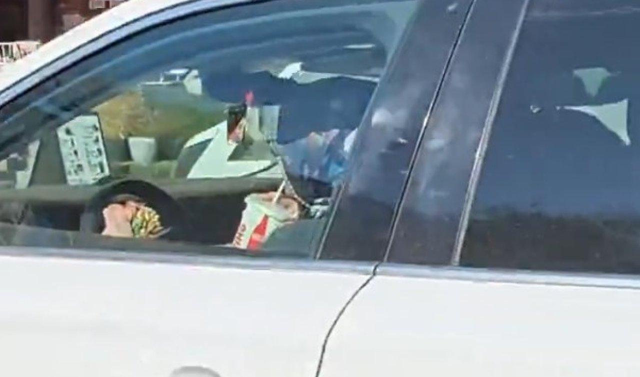 Trafikte şaşkına çeviren görüntü! Direksiyon başında hamburger ve içecek tüketti